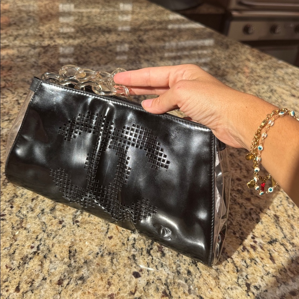 🛑 SOLD 🛑 Vintage Chanel Clutch with Clear Chain – Rare Black Vinyl Purse - Picture 14 of 14